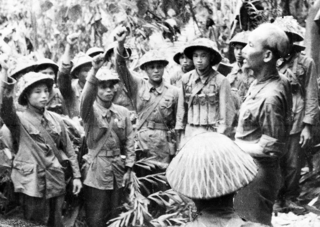 Chủ tịch Hồ Chí Minh đến thăm và nói chuyện với một đơn vị bộ đội tham gia chiến dịch Điện Biên Phủ năm 1954